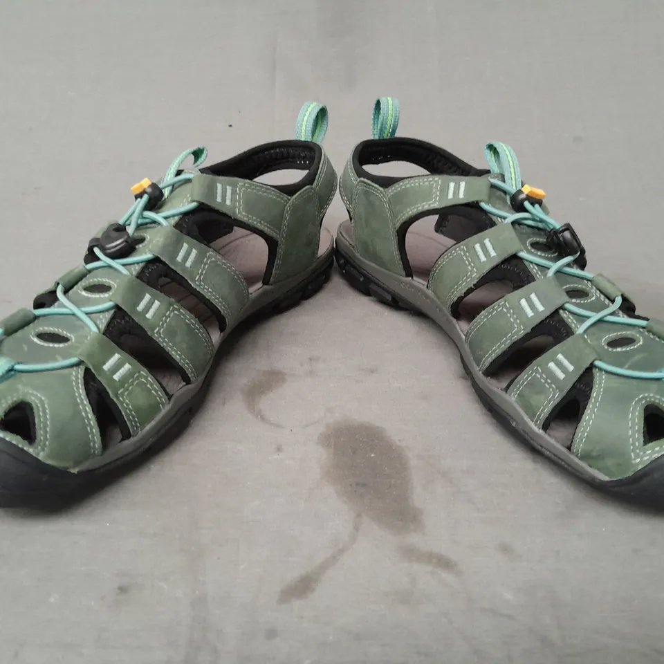 BOXED PAIR OF KEEN SANDALS IN GREEN UK SIZE 7.5