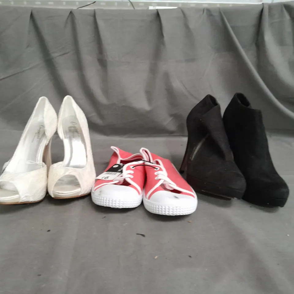 APPROXIMATELY 10 PAIRS OF ASSORTED WOMEN SHOES IN VARIOUS STYLES AND SIZES 