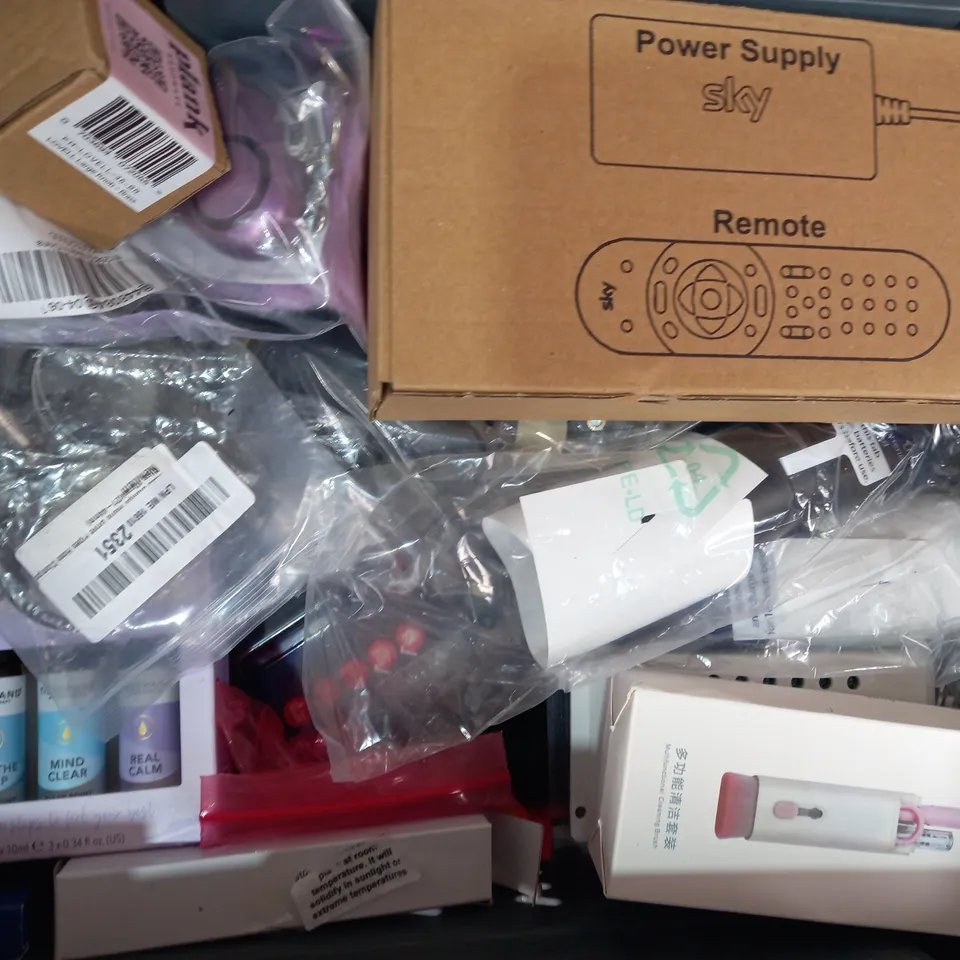 LOT OF APPROXIMATELY 10 ASSORTED HOUSEHOLD ITEMS TO INCLUDE SATIN PILLOWCASES, BABY PPSU BOTTLE, STAINLESS STEEL COFFEE CAPSULE, ETC