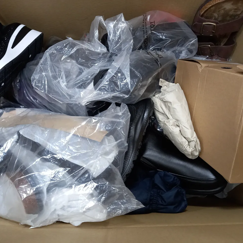 APPROXIMATELY 15 PAIRS OF ASSORTED UNBOXED SHOES TO INCLUDE - ASICS TRAINERS - GRASS AIR VELCROS - MEMPHIS ONE SANDALS ETC