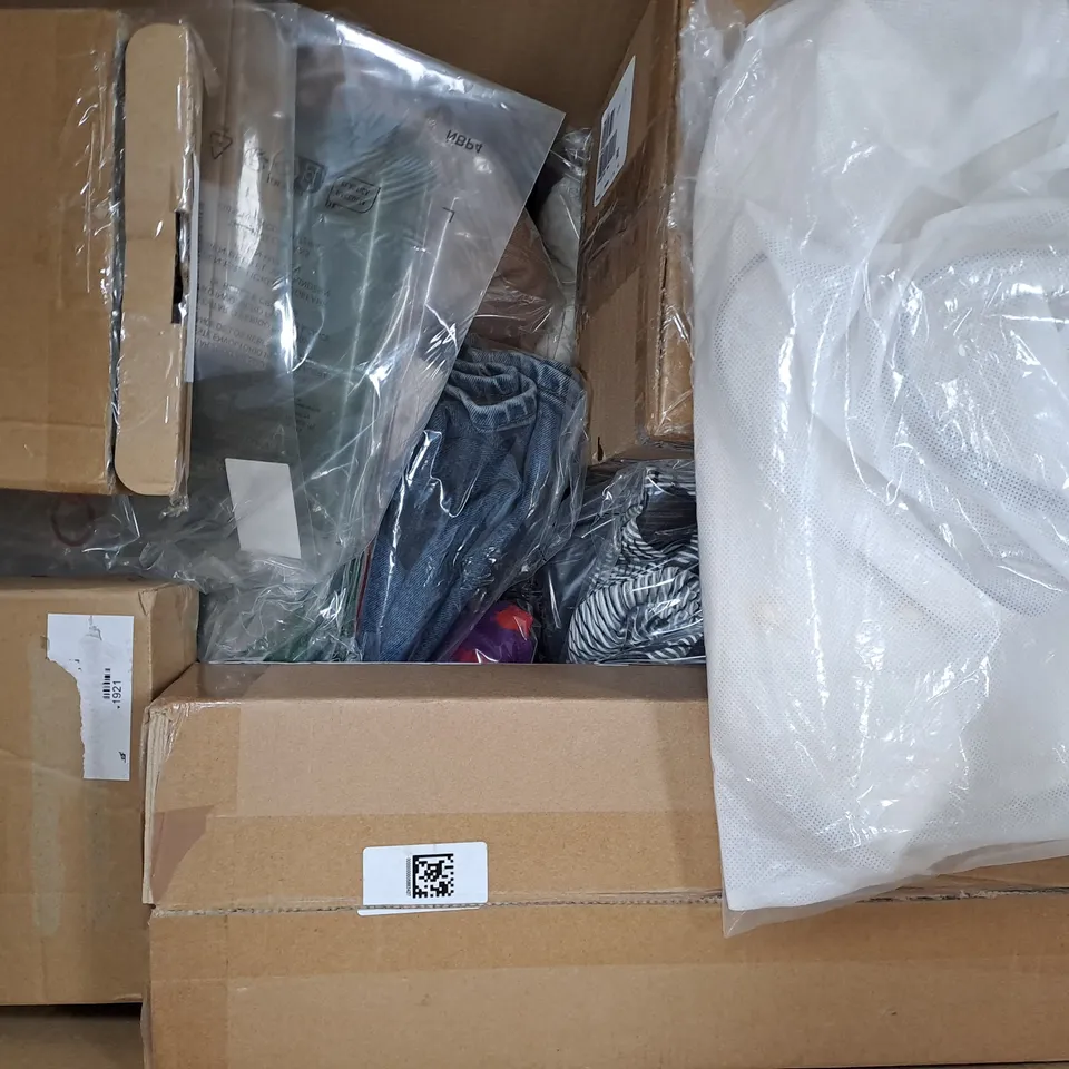 BOX OF APPROXIMATELY 15 ASSORTED HOUSEHOLD AND CLOTHING ITEMS IN VARIOUS STYLES, SIZES, AND COLOURS, ETC