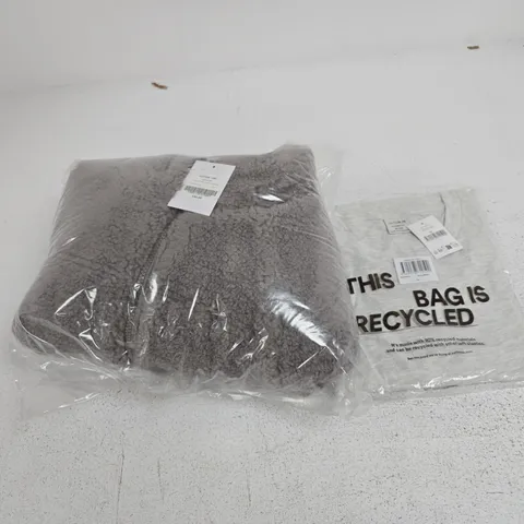 APPROXIMATELY 25 ASSORTED CLOTHING ITEMS IN VARIOUS SIZES, COLOURS & STYLES TO INCLUDE CLASSIC FIT T-SHIRT, CROPPED PUFFER SHERPA JACKET, ETC
