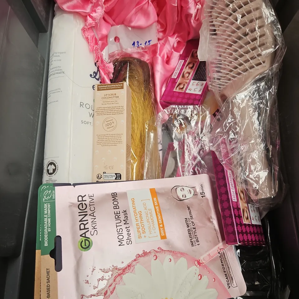APPROXIMATEY 20 HEALTH AND BEAUTY PRODUCTS TO INCLUDE - MONUSKIN REVITALISING MOISTURISER - DOVE SOAP - CLEAR SKIN DAYS MATTIFYING BOOSTER POWDER - ETC
