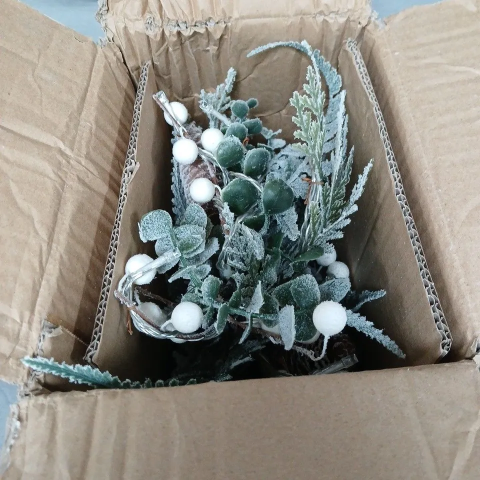 MISTLETOE AND FERN LIT TABLETOP TREE