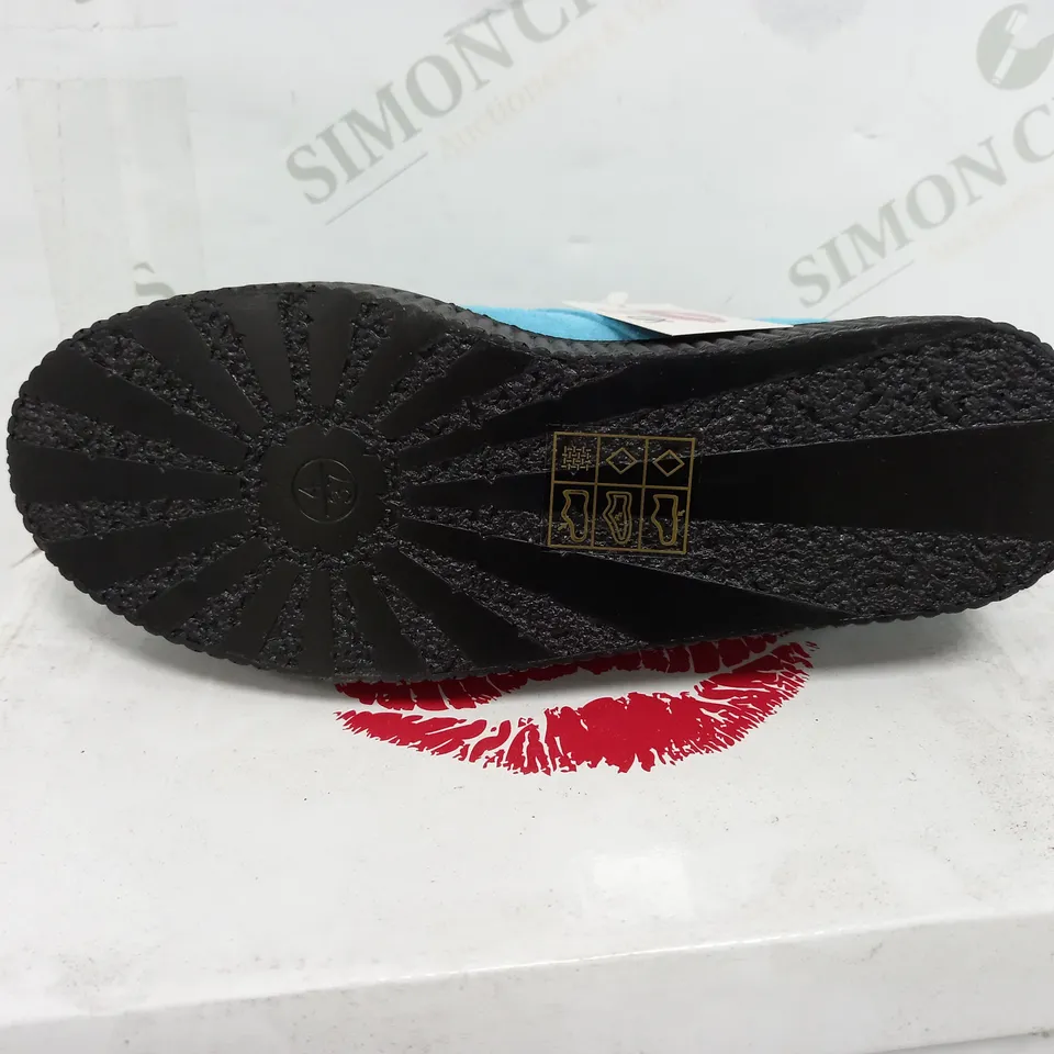 BOXED PAIR OF LIGHT BLUE BLACK PRINT PLATORM SHOE SIZE 4