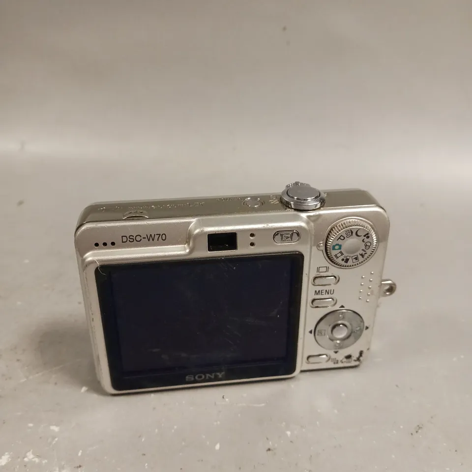 SONY DSC-W70 DIGITAL CAMERA 
