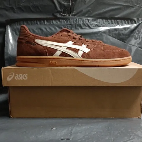 BOXED PAIR OF ASICS SKYHAND OG TRAINERS IN BROWN/CREAM SIZE UK 7