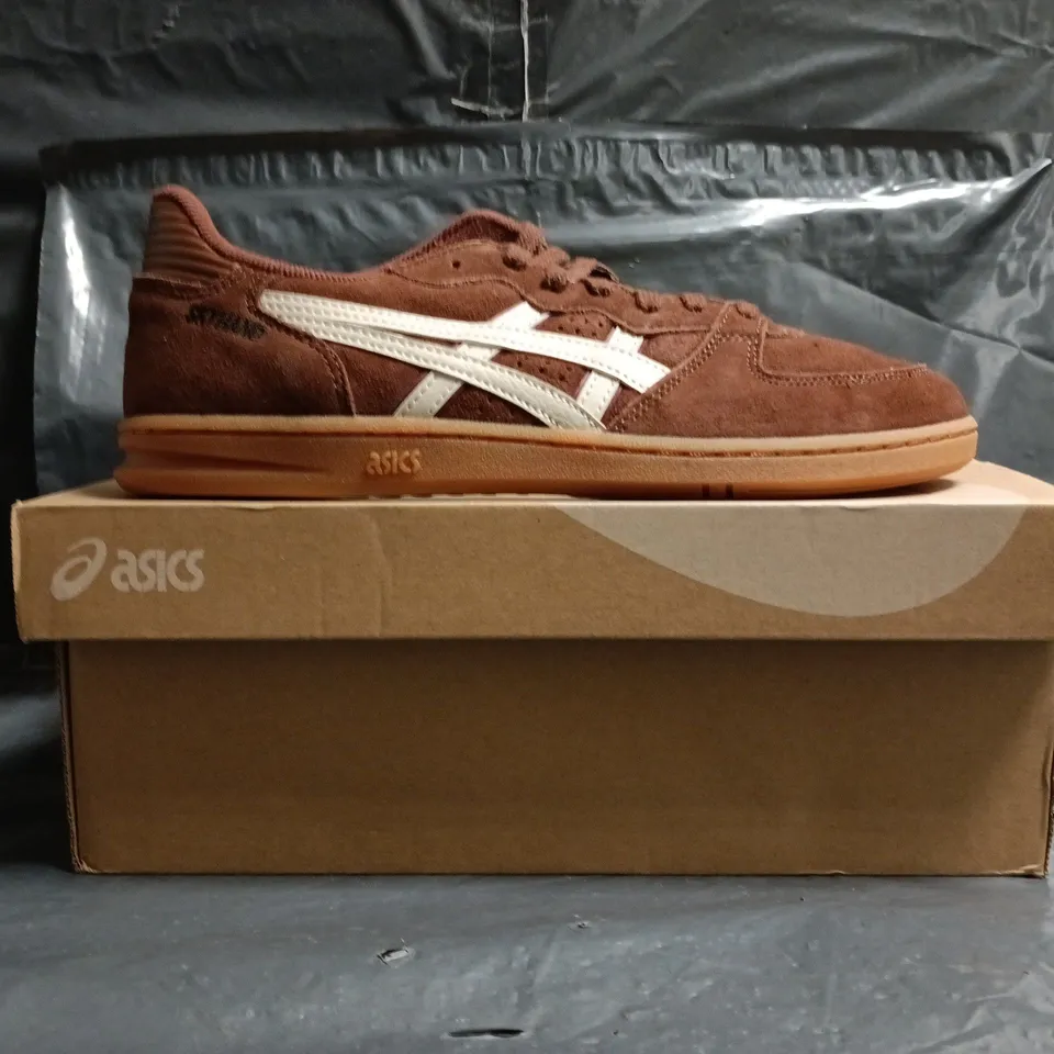 BOXED PAIR OF ASICS SKYHAND OG TRAINERS IN BROWN/CREAM SIZE UK 7