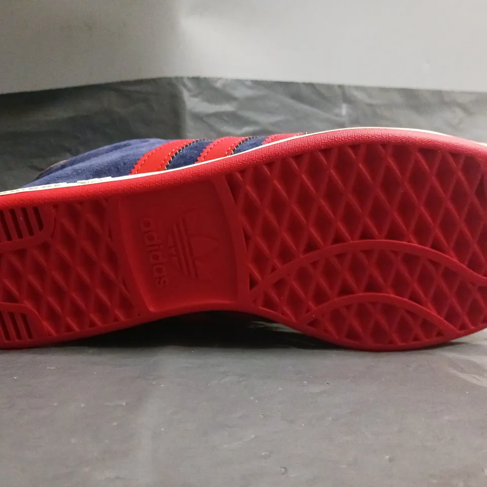 BOXED PAIR OF ADIDAS JAVA SHOES IN NAVY/RED SIZE 7