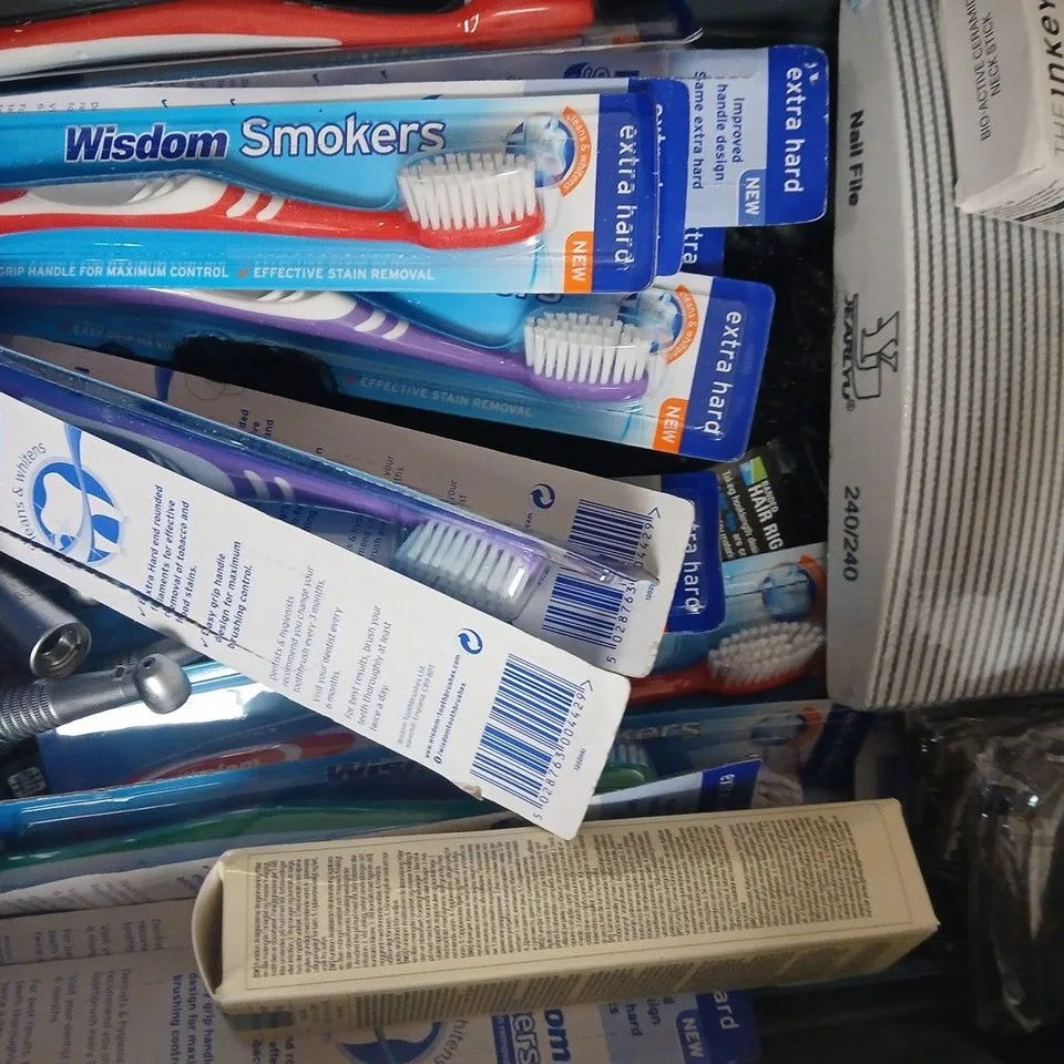 APPROXIMATELY 20 ASSORTED COSMETIC ITEMS INCLUDING VARIOUS MAKES AND BRANDS - COLLECTION ONLY