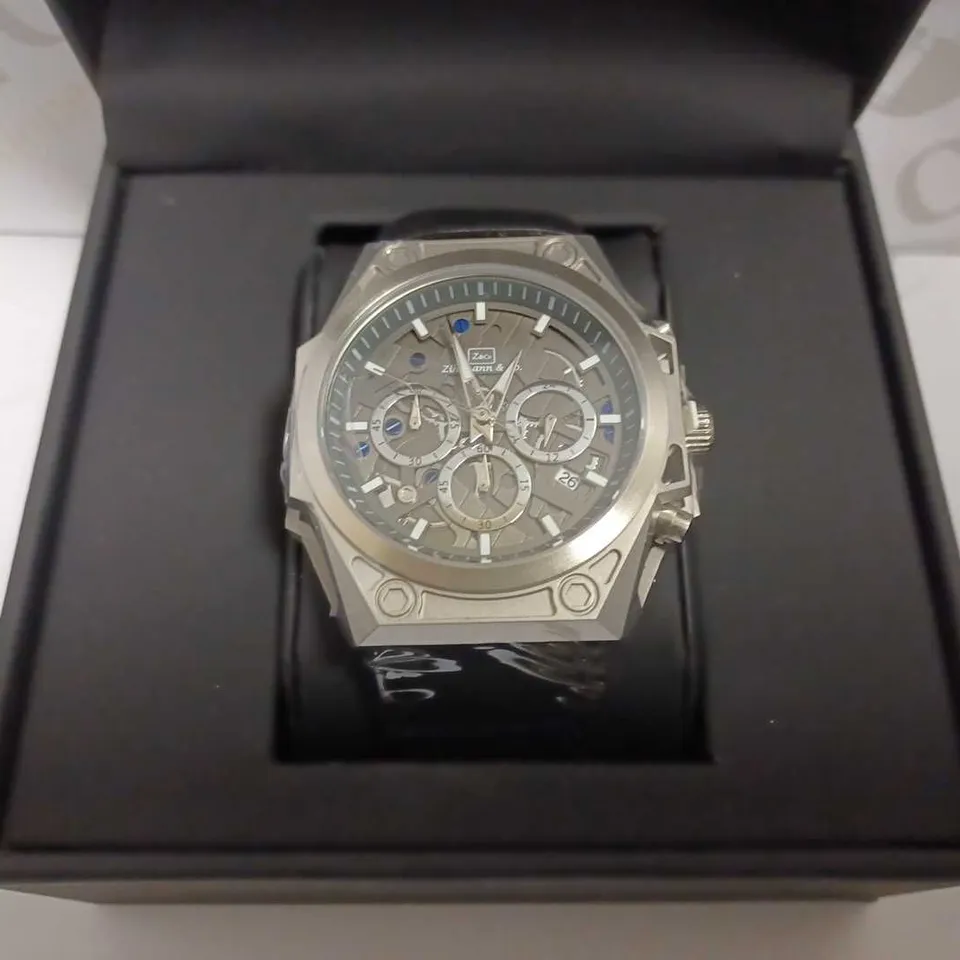 MEN’S ZIHLMANN & CO CHRONOGRAPH WATCH – MODEL ZC100 – STAINLESS STEEL CASE – BLACK DIAL WITH SUB DIALS – 5ATM WATER RESISTANT – BLACK GENUINE LEATHER STRAP 