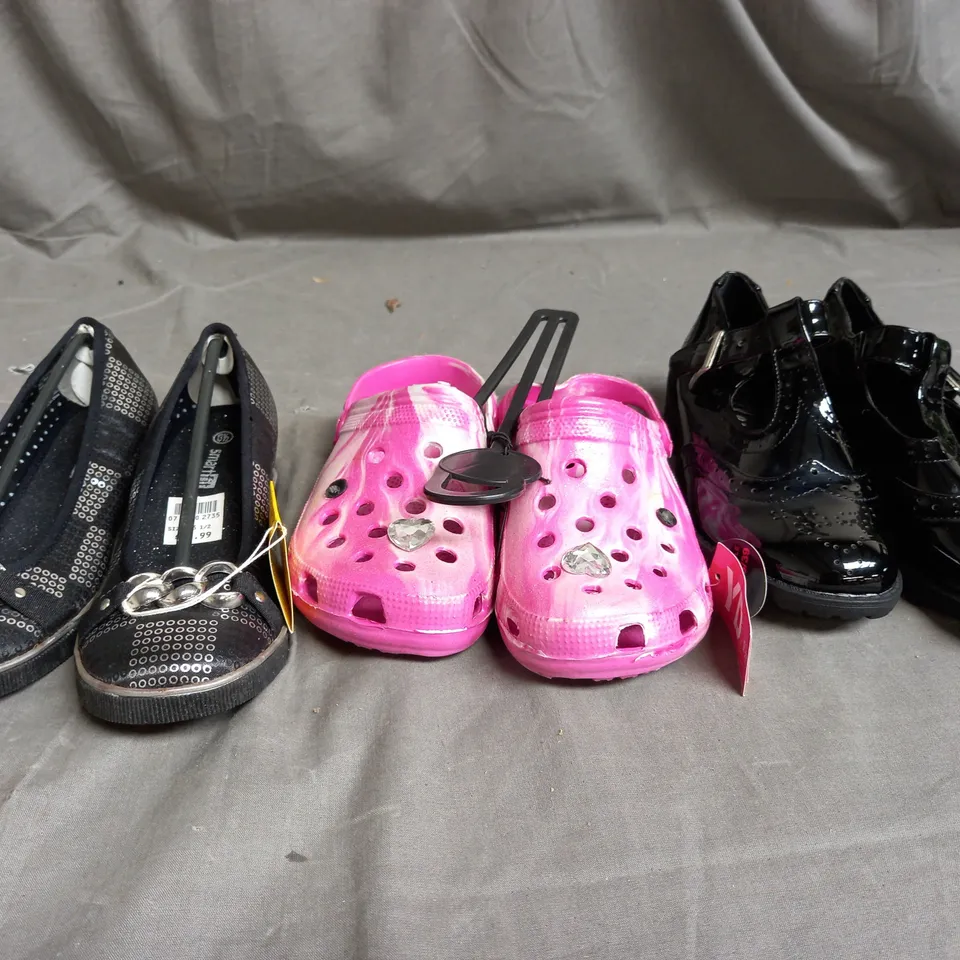 APPROXIMATELY 12 ASSORTED KIDS PAIRS OF SHOES IN VARIOUS COLOURS, STYLES, AND SIZES