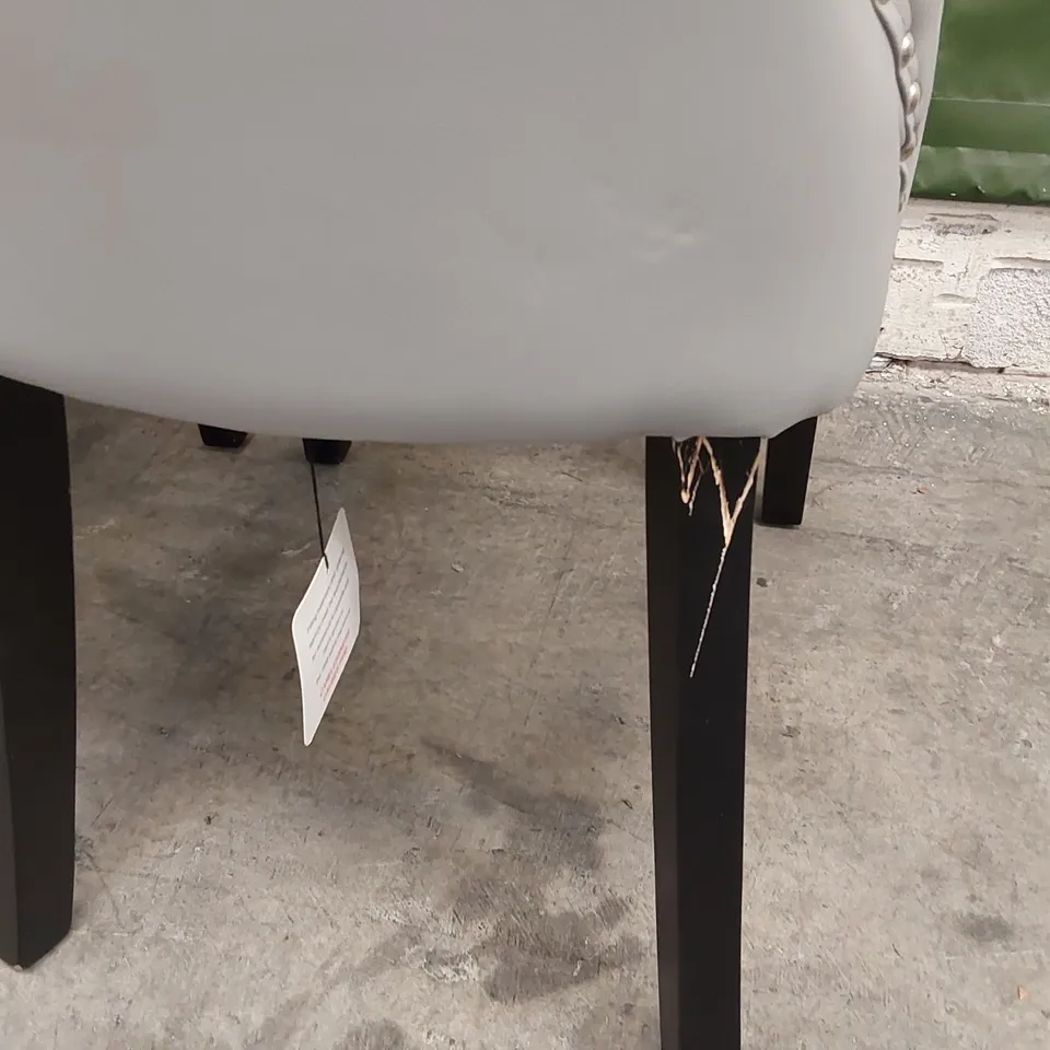 LOT OF 6X KENSINGTON LIGHT GREY BUTTON BACK DINING CHAIRS - BLACK LEGS (6 ITEMS)