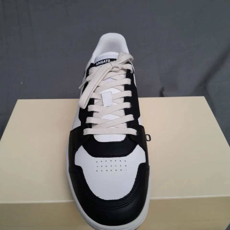 BOXED PAIR OF AXEL ARIGATO BLACK/WHITE DICO LO WITH ACCESSORIES SIZE 9