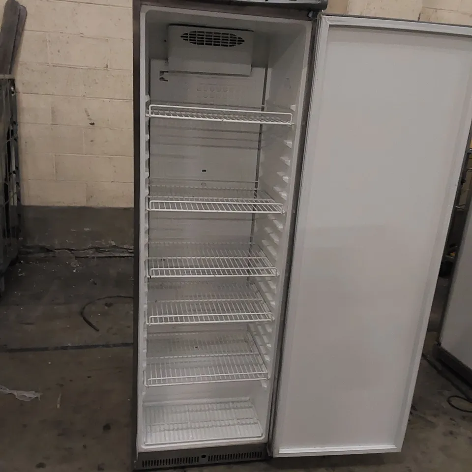 COMMERCIAL UPRIGHT FREEZER 