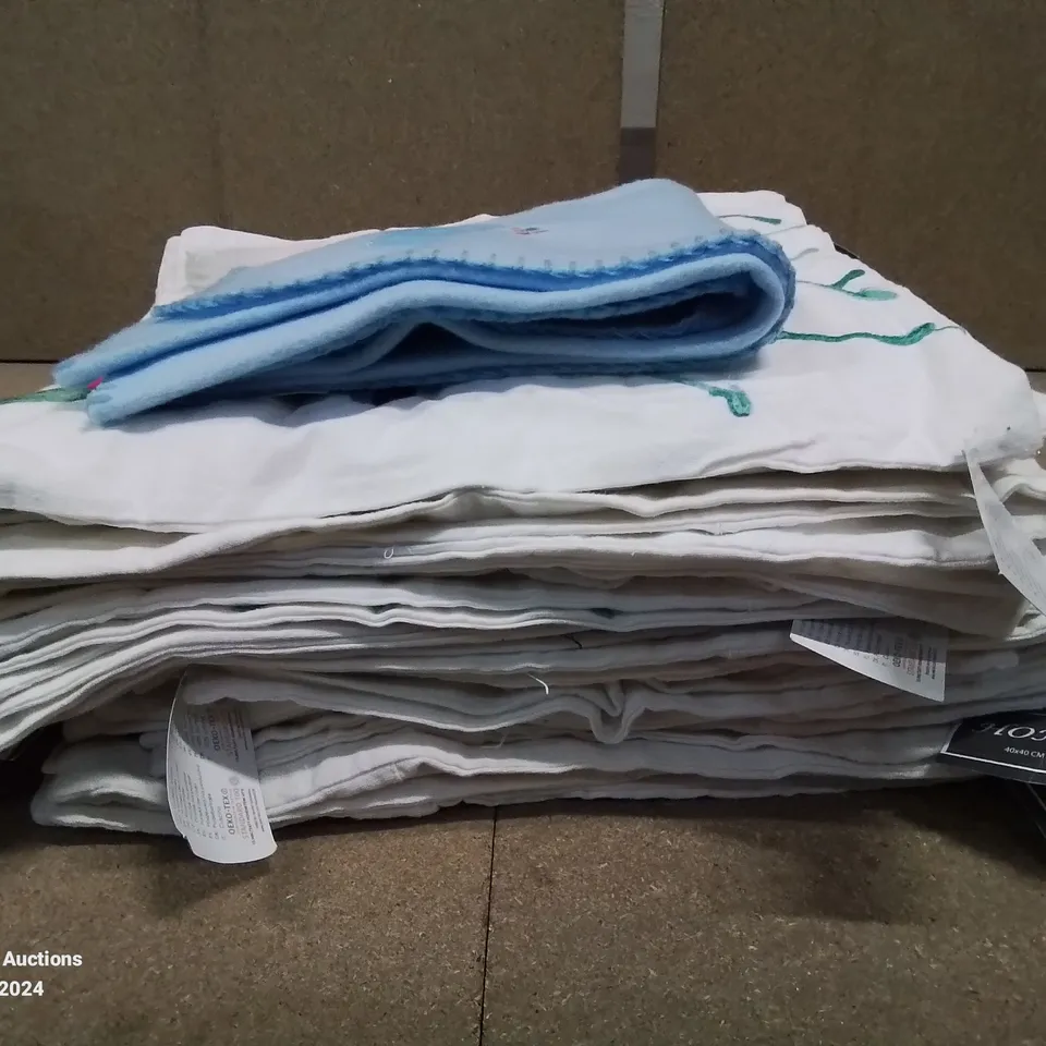 LOT CONTAINING LARGE AMOUNT OF ZIP UP FLORAL DESIGNED CUSHION COVERS