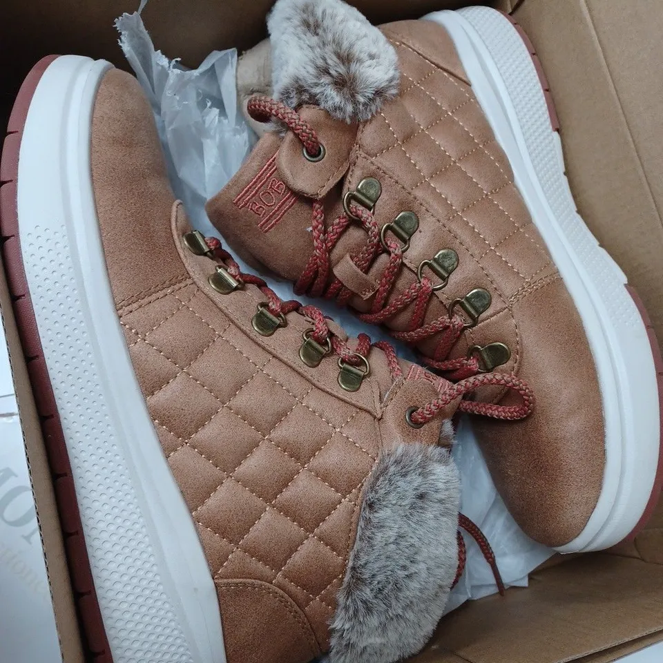 BOXED SKECHERS BOBS SKIPPER WAVE DIAMOND QUILTS BOOTS, CHESTNUT - SIZE 4.5 