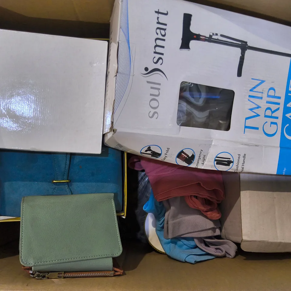 BOX OF APPROXIMATELY 10 ASSORTED ITEMS TO INCLUDE INFLATABLE DECORATIONS, JEWELLERY BOX AND PURSES