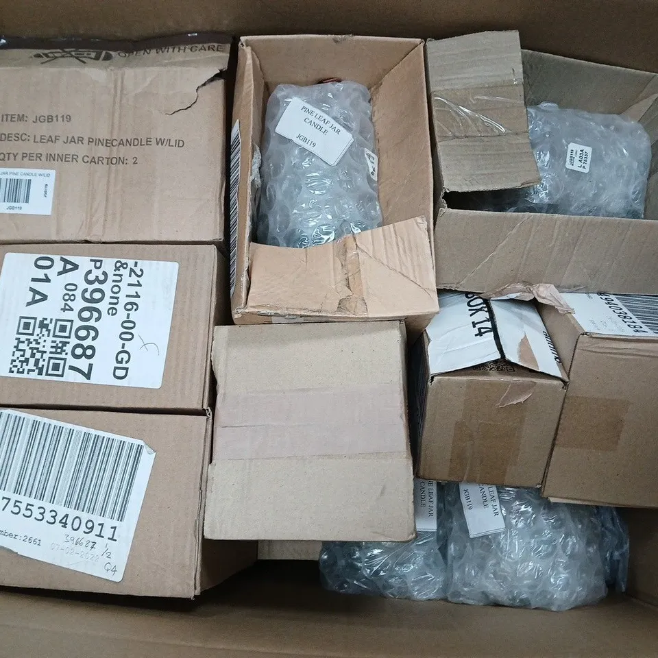LARGE BOX OF APPROXIMATELY 15 ASSORTED HOUSEHOLD GOODS TO INCLUDE EGG HOLDERS, COASTERS, AND PHOTO FRAME ETC. 