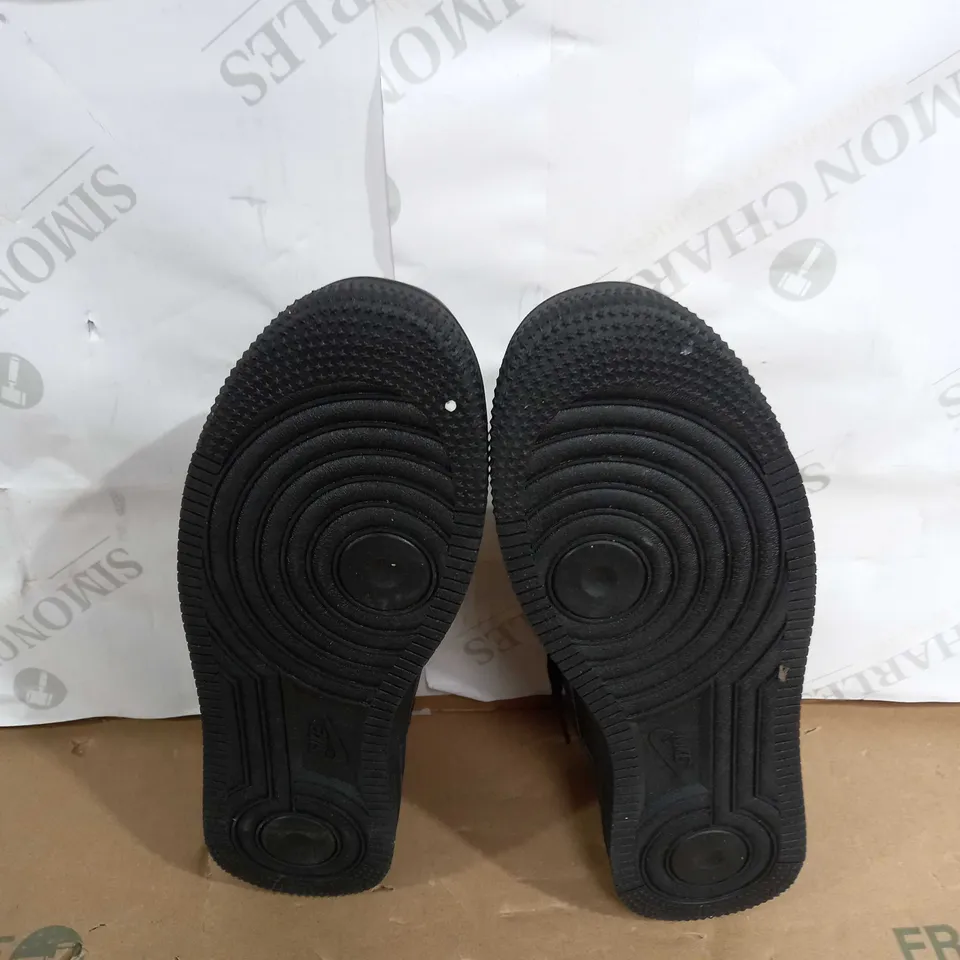 PAIR OF NIKE AIR FORCE 1 IN BLACK SIZE 6.5