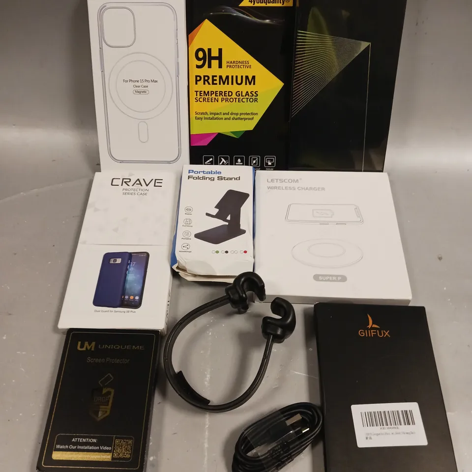 APPROXIMATELY 30 ASSORTED SMARTPHONE ACCESSORIES TO INCLUDE PROTECTIVE CASES, CHARGING CABLES, SCREEN PROTECTORS ETC 