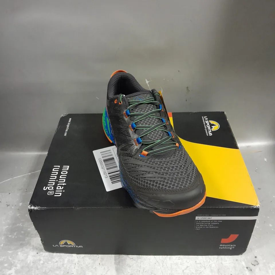 BOXED PAIR OF LA SPORTIVA MOUNTAIN RUNNINGAKASHA 2 TRAINERS IN CARBON/FLAME SIZE UK 9