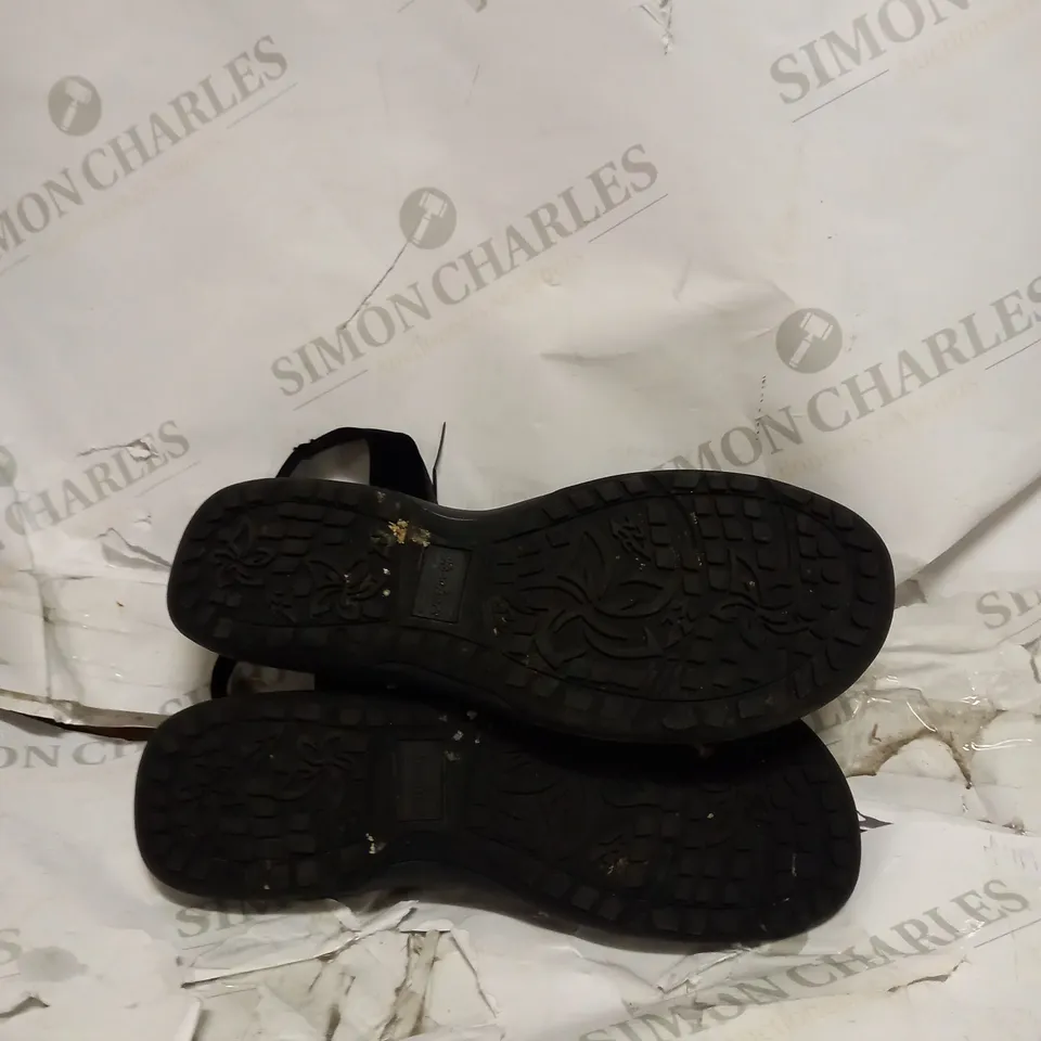 BOXED PAIR OF SKECHERS REGGAE SANDALS IN BLACK - SIZE NOT SPECIFIED