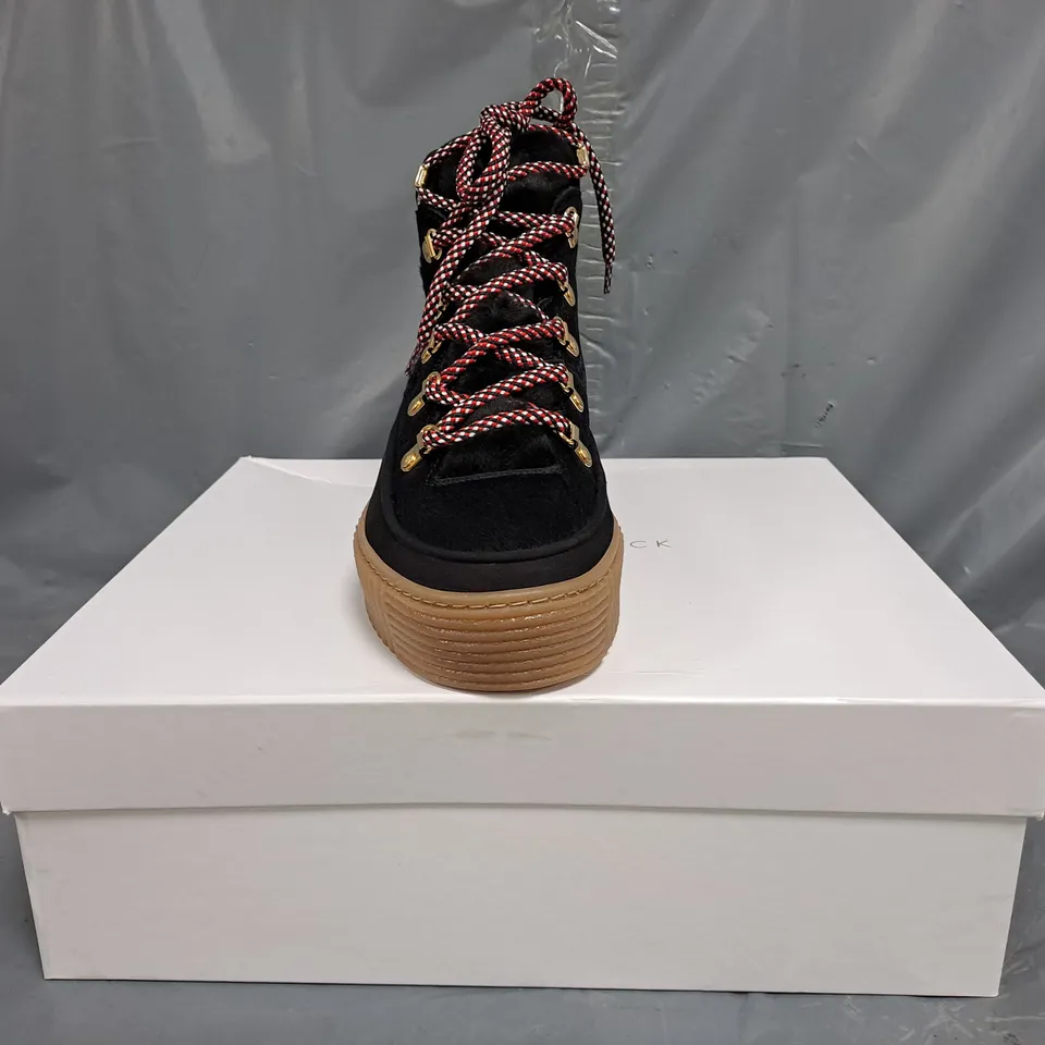 BOXED PAIR OF CAMILLA ELPHICK ALPINE BLACK PANTHER BOOTS SIZE EU 38