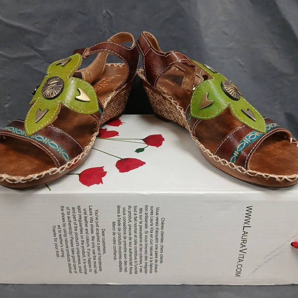 BOXED PAIR OF LAURA VITA WEDGE SANDALS IN TAN/MULTI SIZE 6