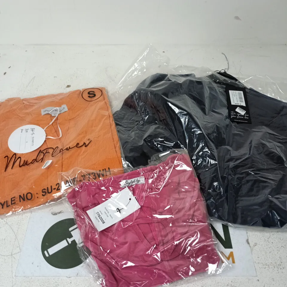 APPROXIMATELY 15 ASSORTED WOMENS CLOTHING ITEMS IN VARIOUS SIZES & STYLES 