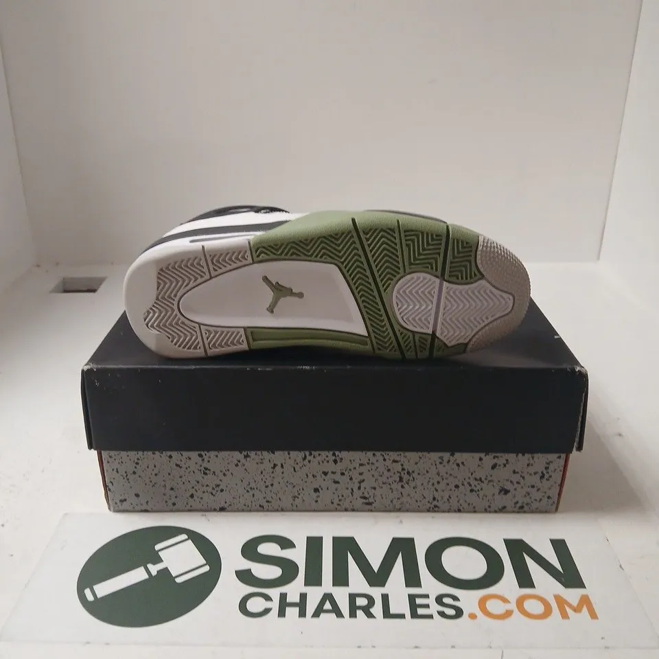 BOXED PAIR OF NIKE AIR WOMENS AIR JORDAN 4 RETRO TRAINERS IN WHITE/GREEN - UK 7