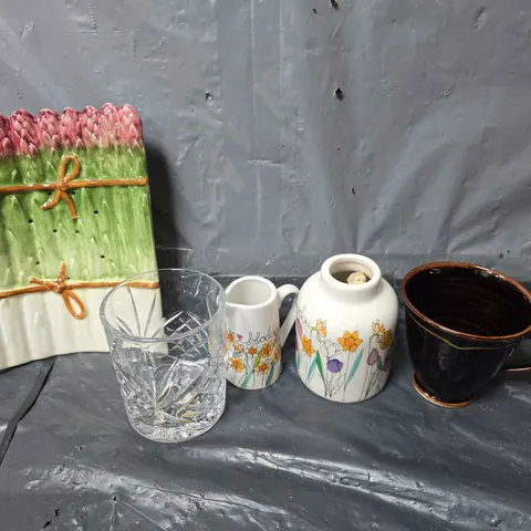 APPROXIMATELY 8 ASSORTED ITEMS TO INCLUDE - GLASS CRYSTAL GLASS , BROWN MUG , MILK POURER ETC
