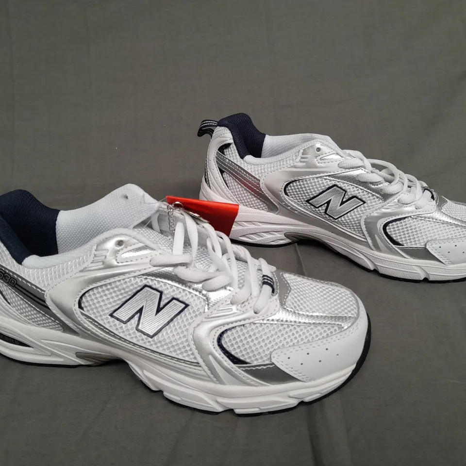 BOXED PAIR OF NEW BALANCE 530 IN NAVY SIZE 6 1/2