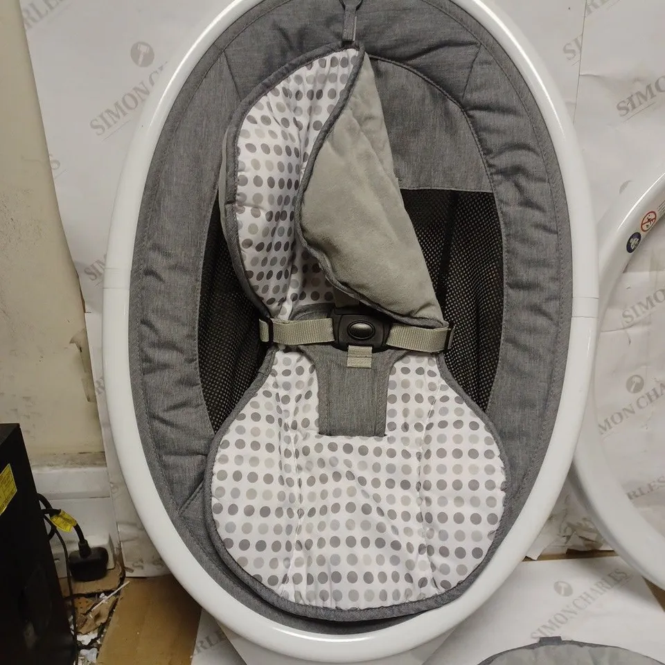 MUNCHKIN BABY SEAT GREY AND WHITE