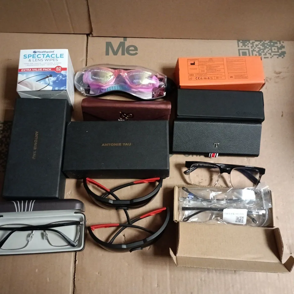 LOT OF APPROXIMATELY 20 ASSORTED GLASSES AND CASES TO INCLUDE ANTOINE YAU, FINELIGHT AND HEALTHPOINT