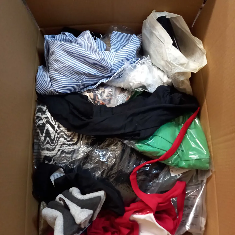 BOX OF APPROX 35 ASSORTED CLOTHING ITEMS TO INCLUDE - DRESSES, T-SHIRTS AND TROUSERS