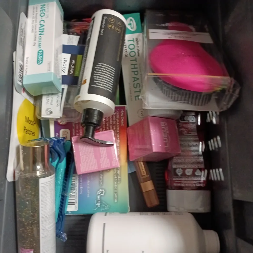 APPROXIMATEY 20 ASSORTED HEALTH AND BEAUTY PRODUCTS TO INCLUDE - HEADS & SHOULDERS 2-IN-1 SHAMPOO - GILLETTE BLUE 3 RAZORS AND CERAVE MOISTURISING CREAM