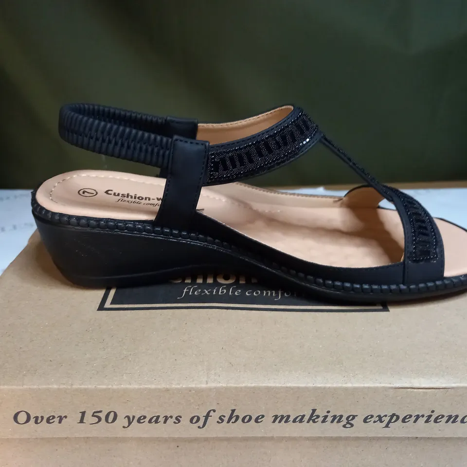 BOXED CUSHION WALK OPEN TOE PLATFORM SANDALS - SIZE 7