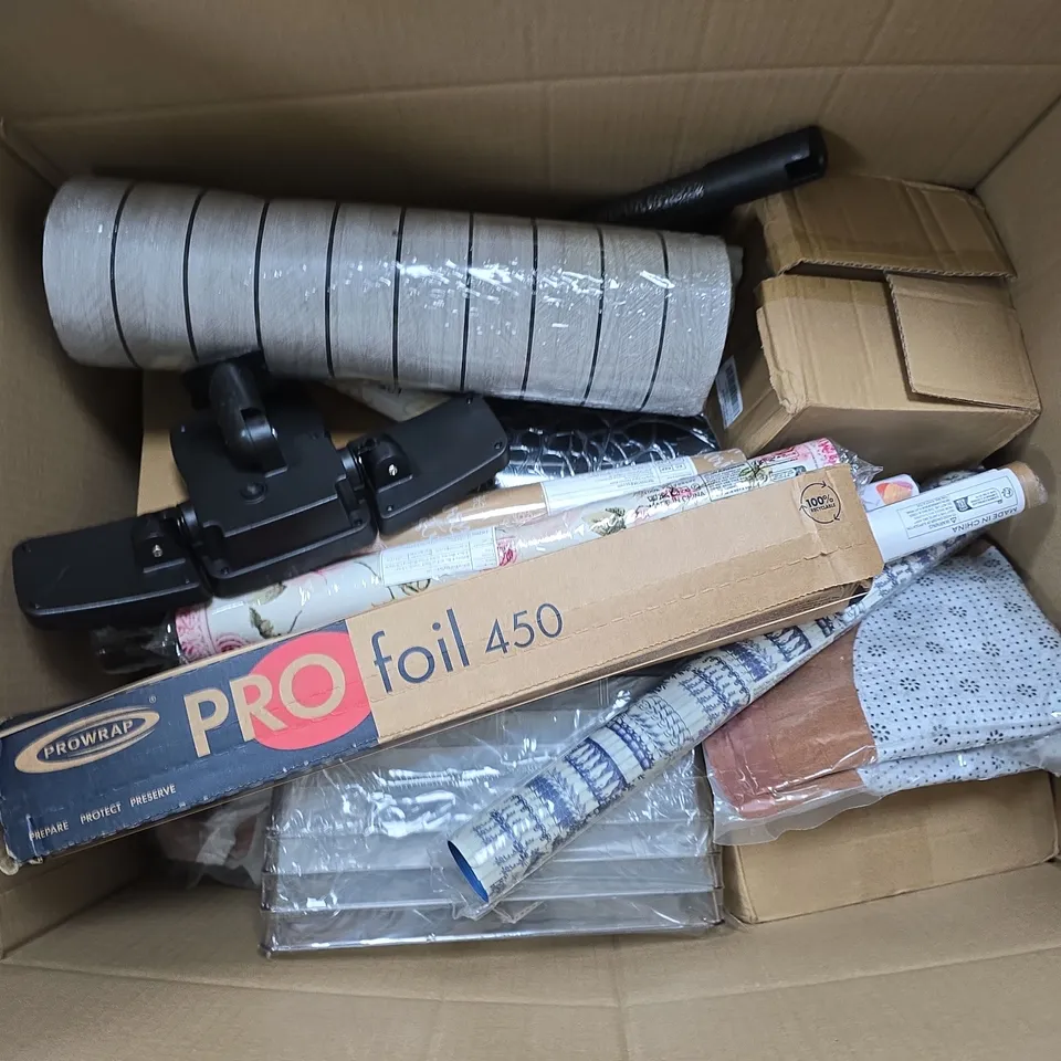 APPROXIMATELY 15 ASSORTED HOUSEHOLD PRODUCTS TO INCLUDE CLEAR ORGANISER BINS, PRO FOIL 450, LED SPOTLIGHT, ETC