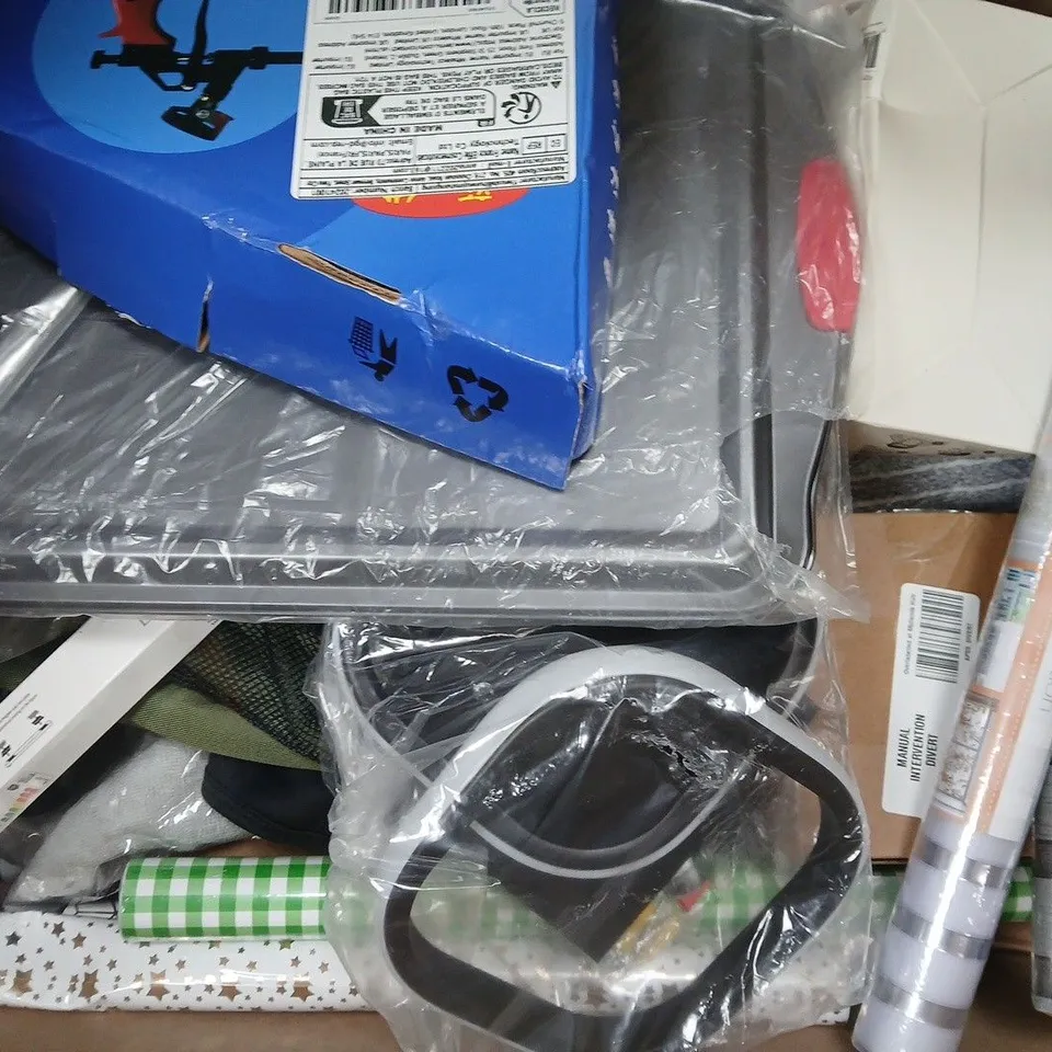 BOX OF APPROXIMATELY 20 ASSORTED HOUSEHOLD ITEMS TO INCLUDE WALLPAPER, CEILING LIGHT, ETC