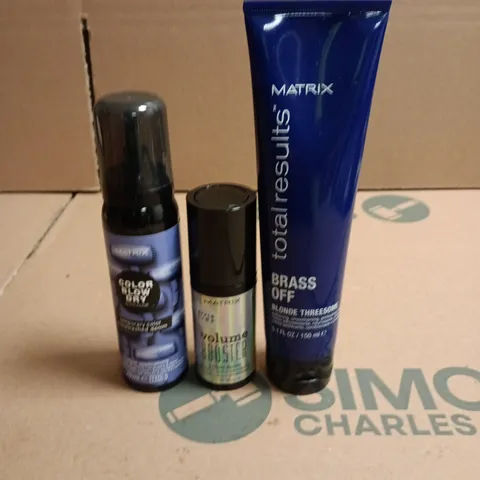 BOX OF APPROXIMATELY 30 MATRIX HAIRCARE PRODUCTS TO INCLUDE BRASS OFF PROTECTING CREAMS, TEMPORARY COLOUR SPRAYS AND VOLUME BOOSTERS