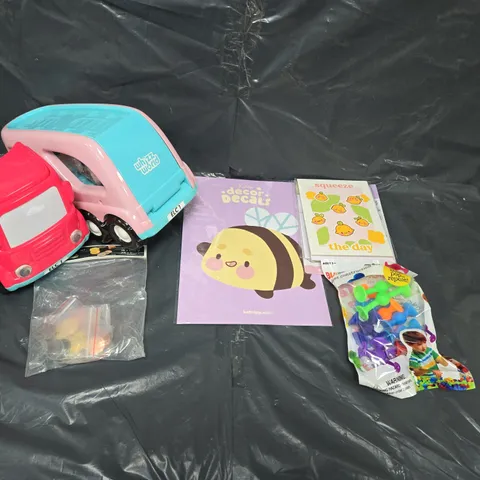 TOTE OF ASSORTED TOYS AND ACCESSORIES TO INCLUDE; METAL COIN SET, BUILD  N POP AND WHIZZ WORLD