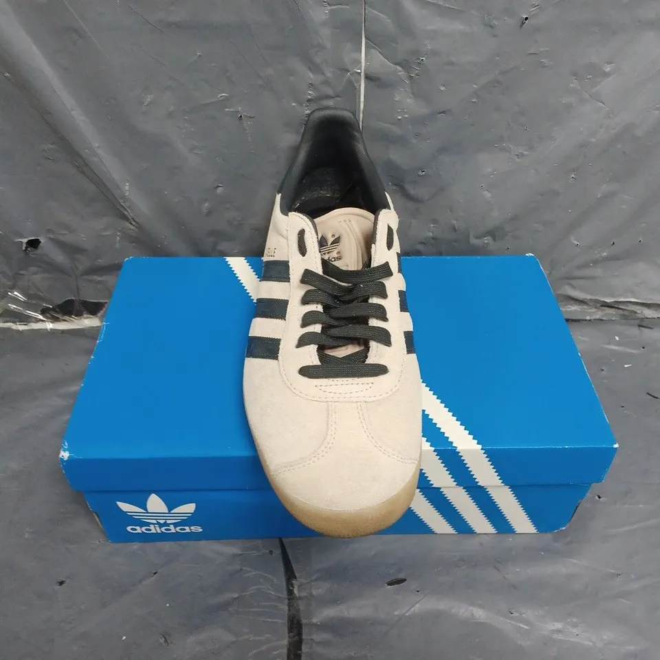 BOXED PAIR OF ADIDAS ORIGINALS GAZELLE TRAINERS - SIZE 10 RRP £80
