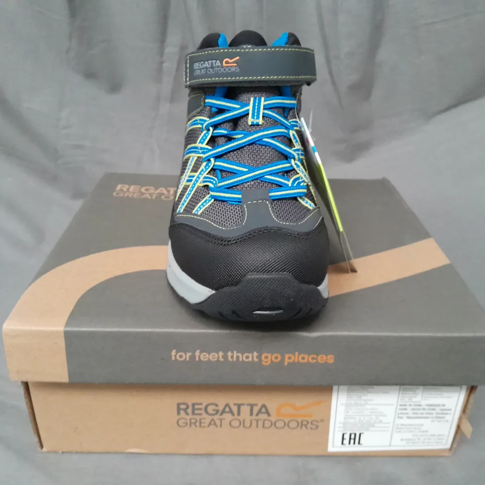 BOXED PAIR OF REGATTA KIDS SAMARIS V MID SHOES IN BLACK/GREY/BLUE UK SIZE 3