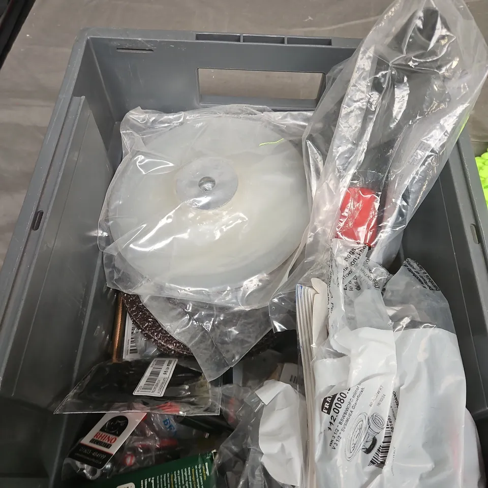 APPROXIMATELY 15 ASSORTED HOUSEHOLD ITEMS TO INCLUDE KEEPSAKE HANDS, BUX PRIME, MOP HEADS ETC