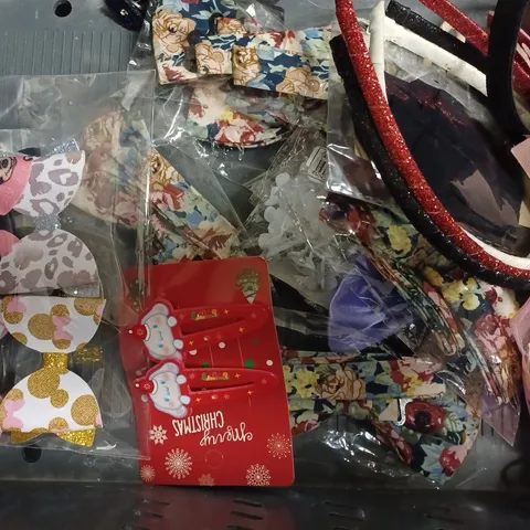 APPROXIMATELY 20 ASSORTED HAIR ACCESSORIES TO INCLUDE BANDS, CLIPS AND SCRUNCHIES