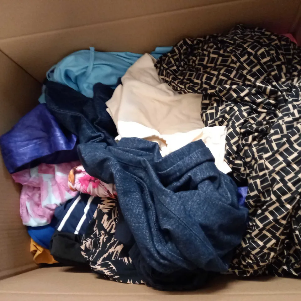 LOT OF APPROX 25 ASSORTED CLOTHING ITEMS VARYING IN SIZE/COLOUR/STYLE TO INCLUDE: TROUSERS, TOPS, DRESSES