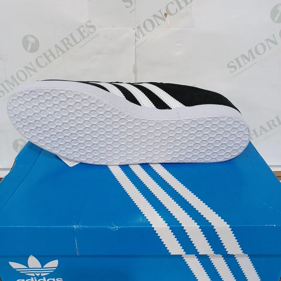 BOXED PAIR OF ADIDAS GAZELLE BB5476 TRAINERS - BLACK / SIZE: 9.5 UK 