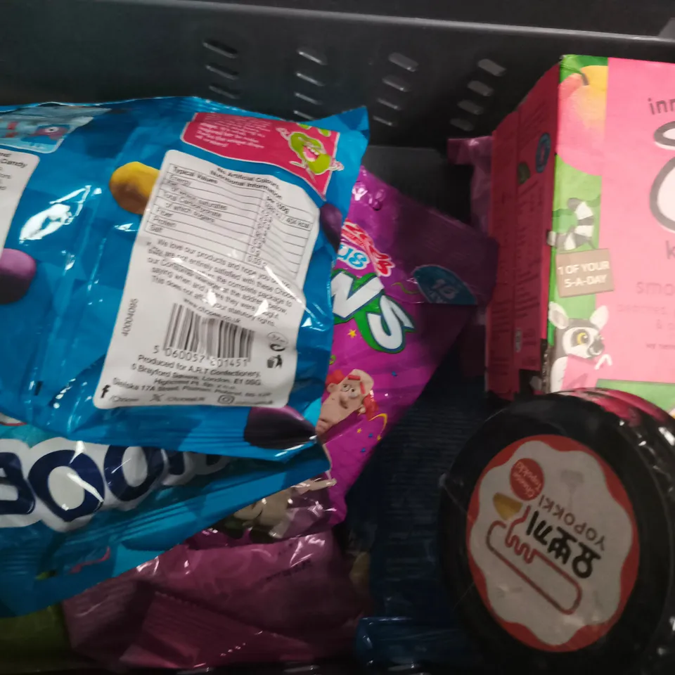 APPROXIMATELY 10 ASSORTED FOOD AND DRINK ITEMS TO INCLUDE LINDT LINDOR, BUBBLE GUMS, ETC