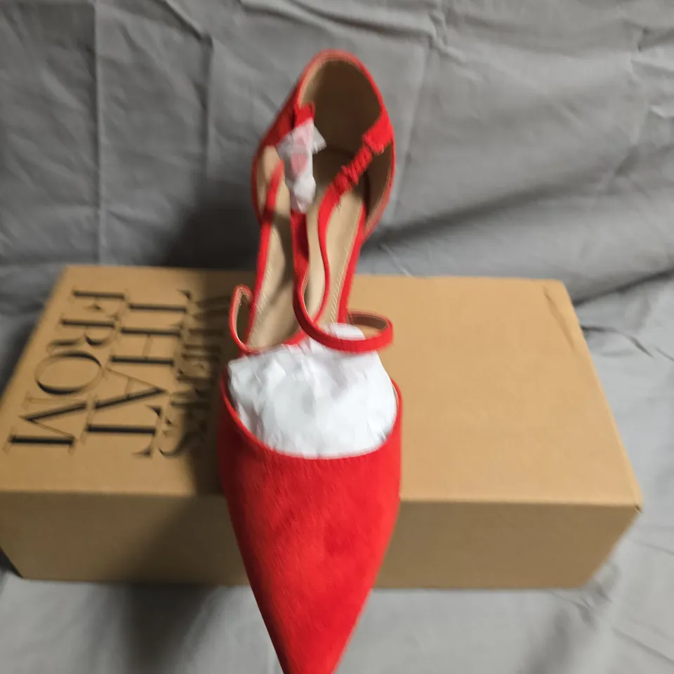 BOXED PAIR OF WHERES THAT FROM LADIES LOW KITTEN BRIDAL SANDALS - UK SIZE 8